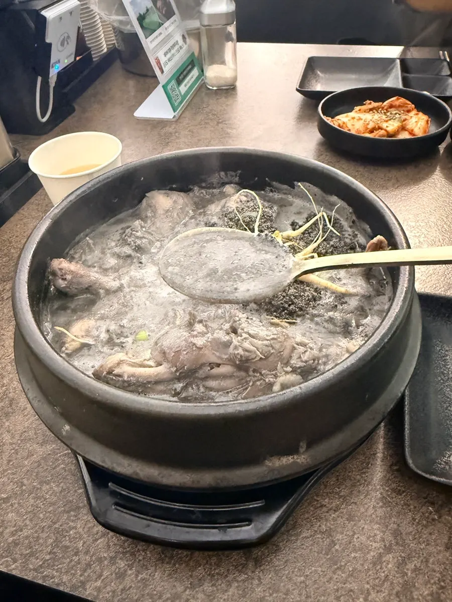 Overview of the full meal spread at Baekheukdam