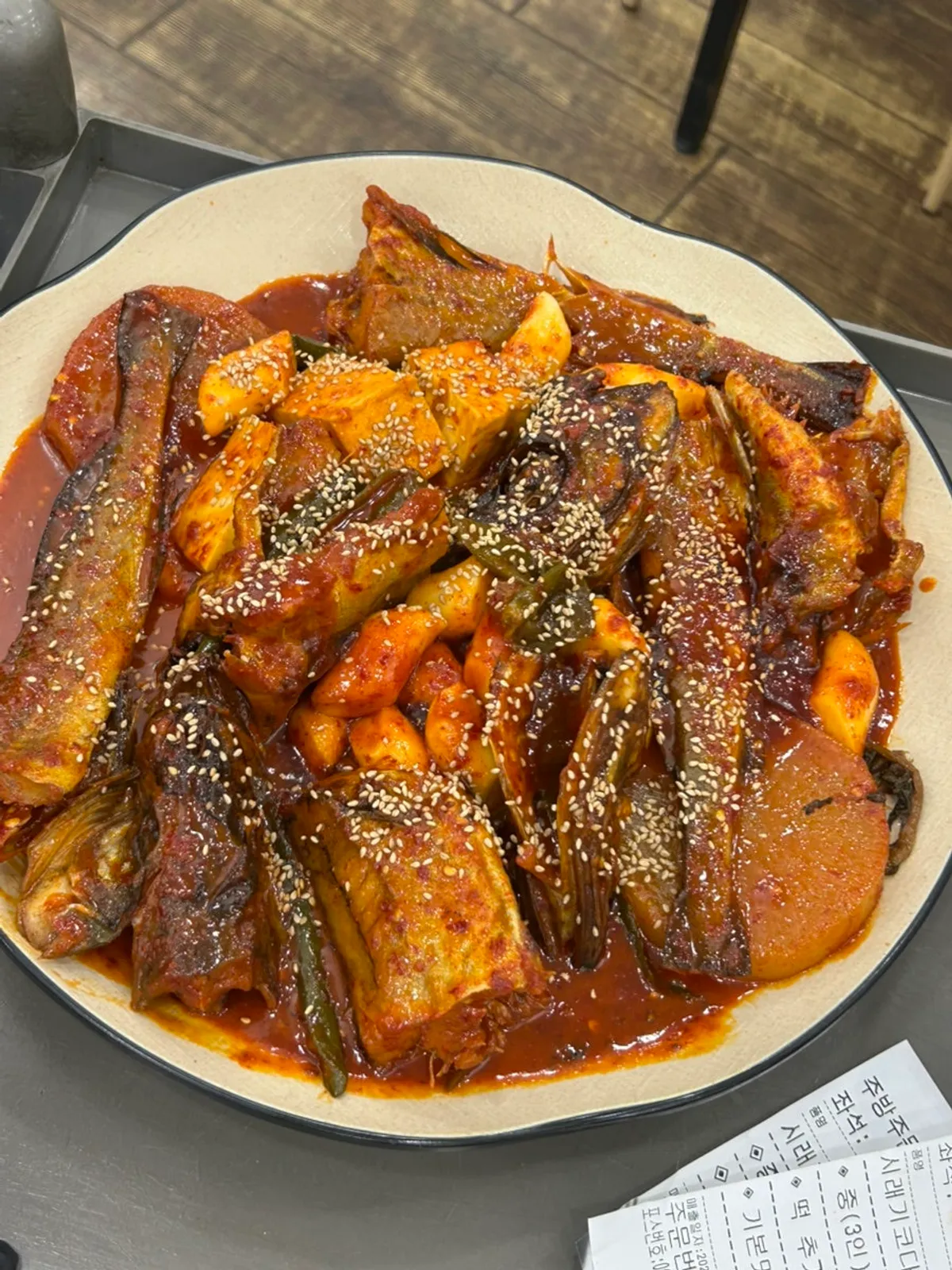깨와 시래기를 올린 코다리조림