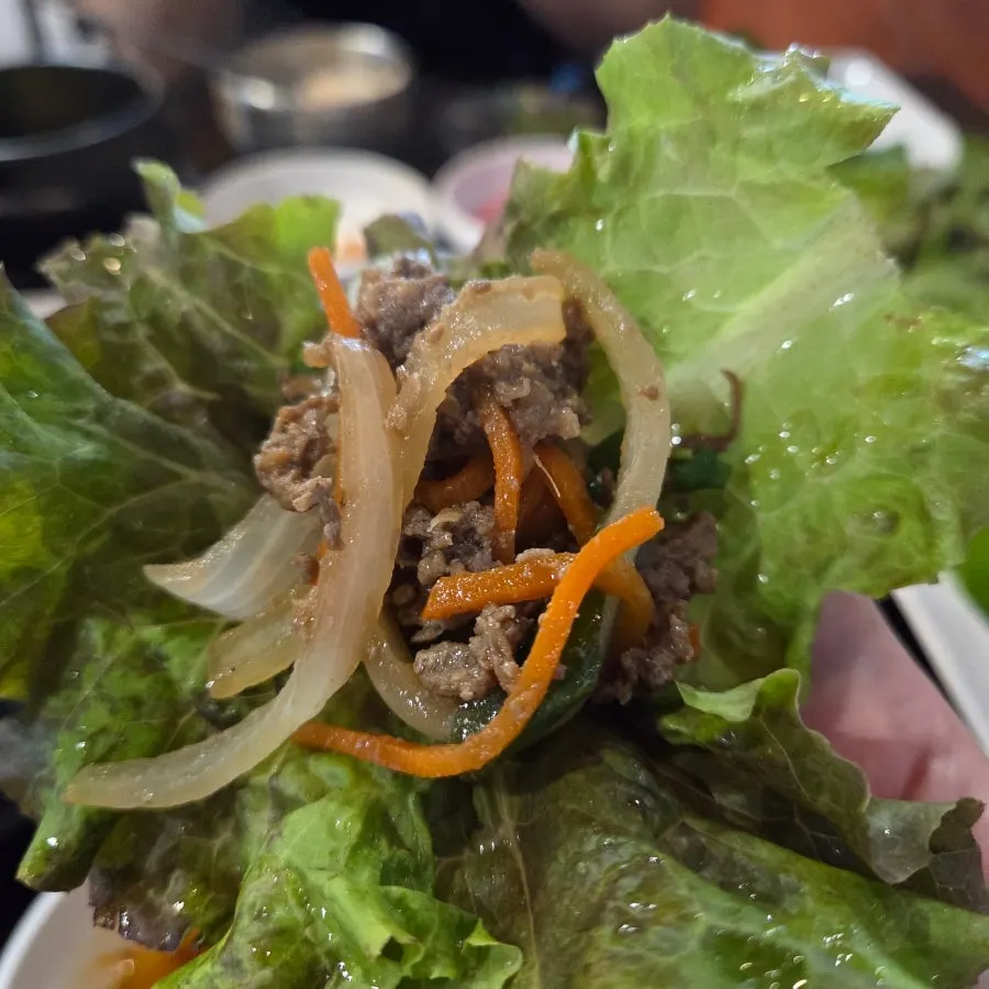 Wrap vegetables and beef bulgogi
