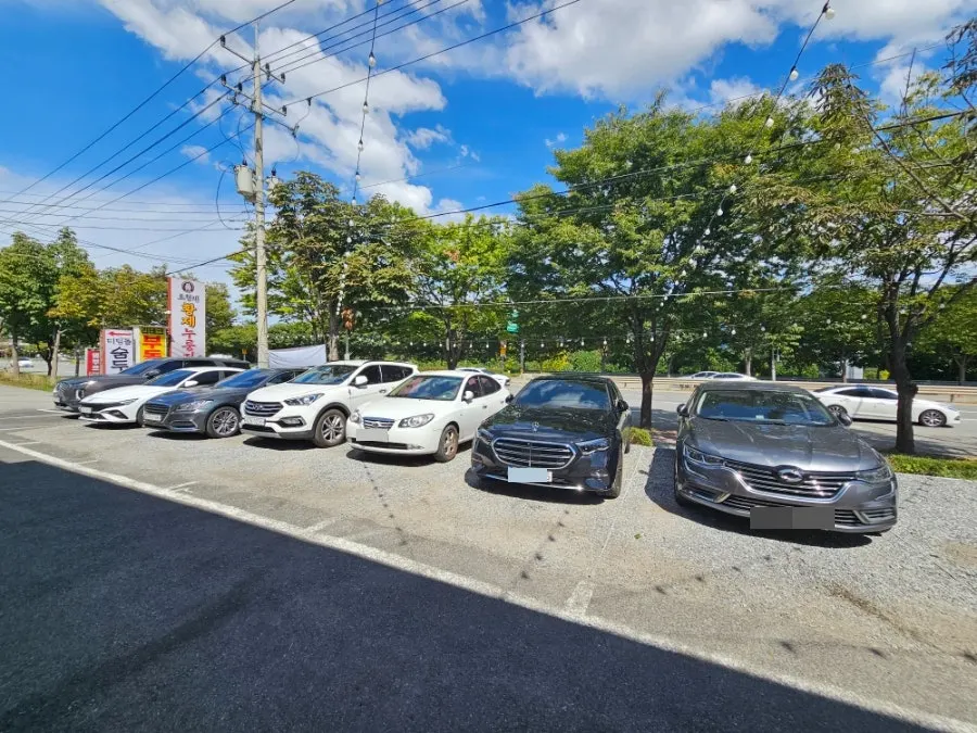 Parking lot full of cars during a weekday lunch