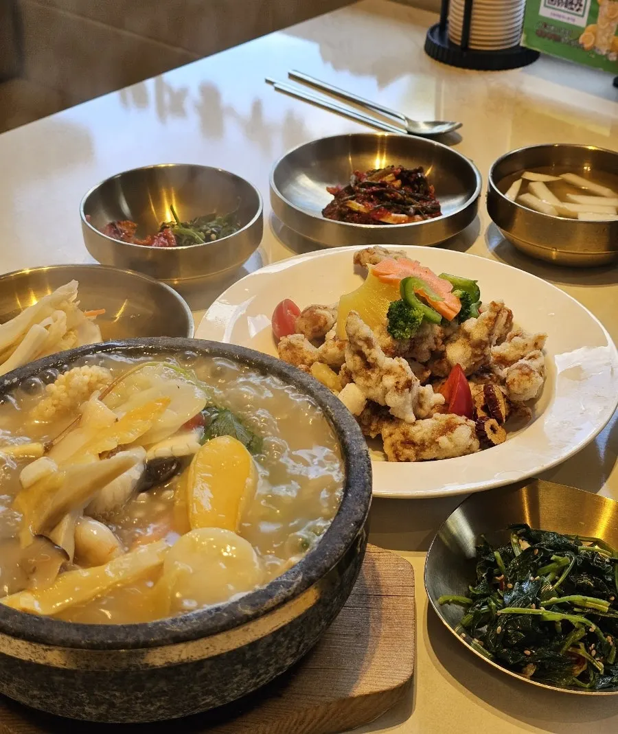 Menu board at O Hyeongje Hwangje Nurungjitang