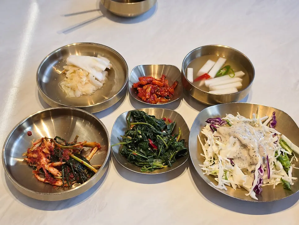 칠리새우와 유린기가 있는 중화요리 메뉴