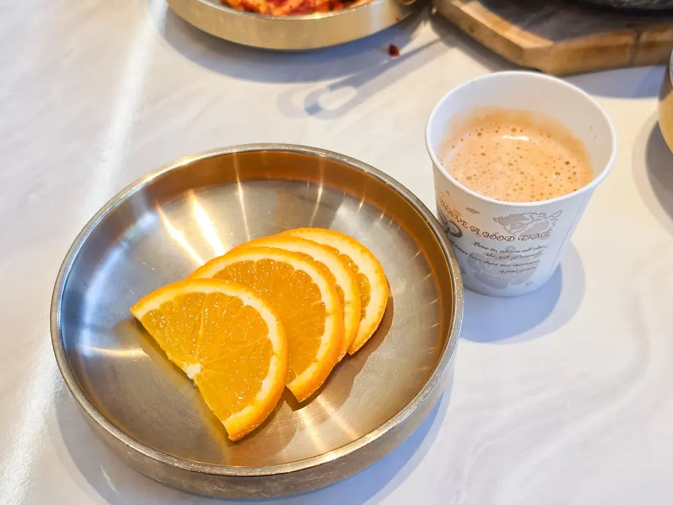 셀프바에 놓인 반찬 통