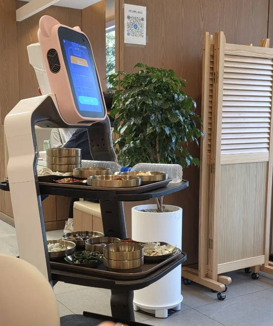 Serving robot approaching the table