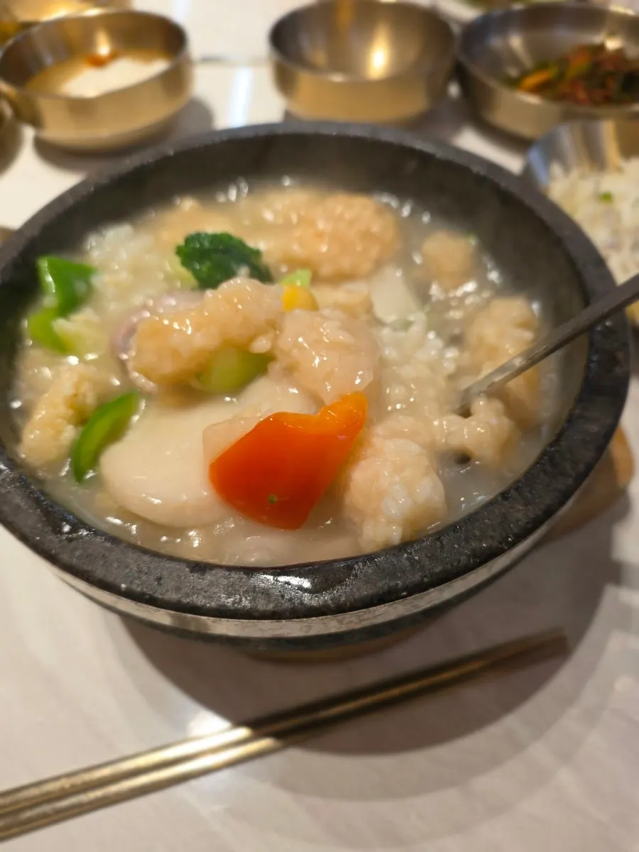 Seafood scorched rice soup bubbling after the broth is poured in