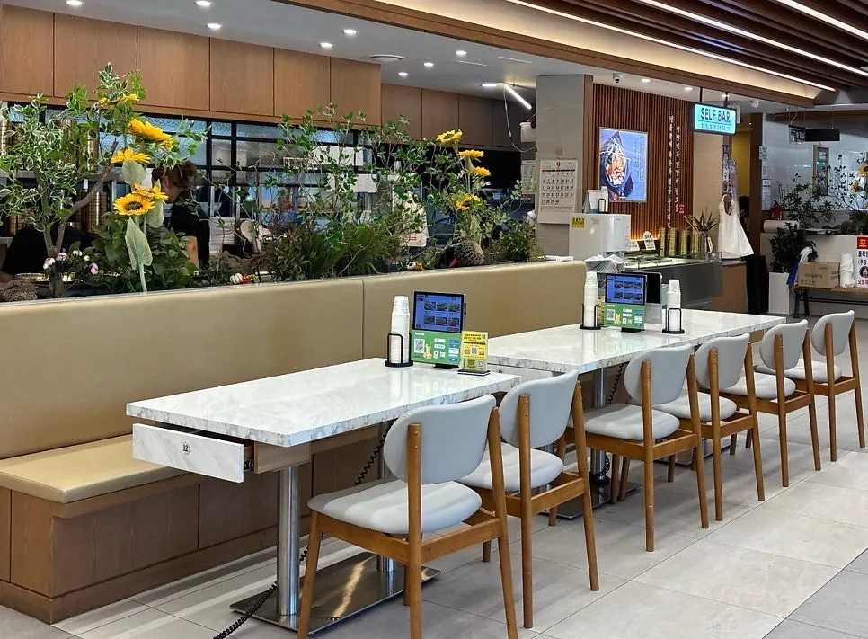 Interior with plenty of tables at the Chinese restaurant
