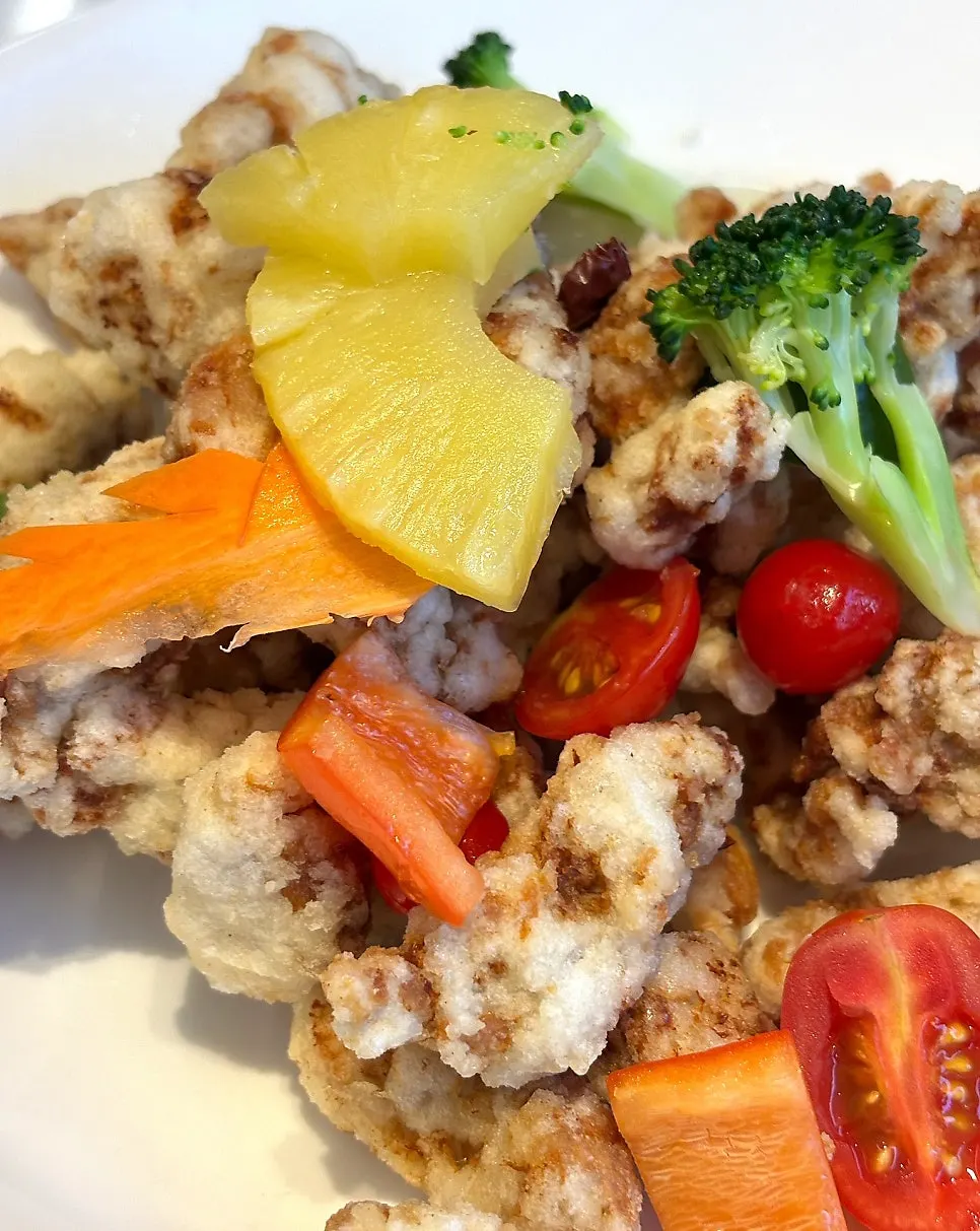 Fresh tenderloin sticky rice tangsuyuk topped with pineapple and cherry tomatoes