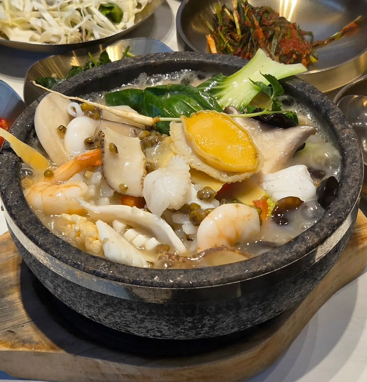 Stone-pot seafood nurungjitang at O Hyeongje Hwangje Nurungjitang Hanam Misa Main Branch
