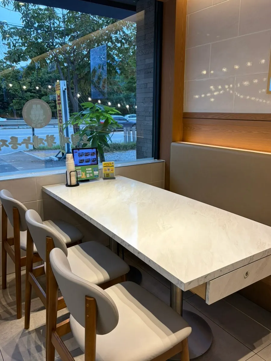 Dining hall seating with marble tables