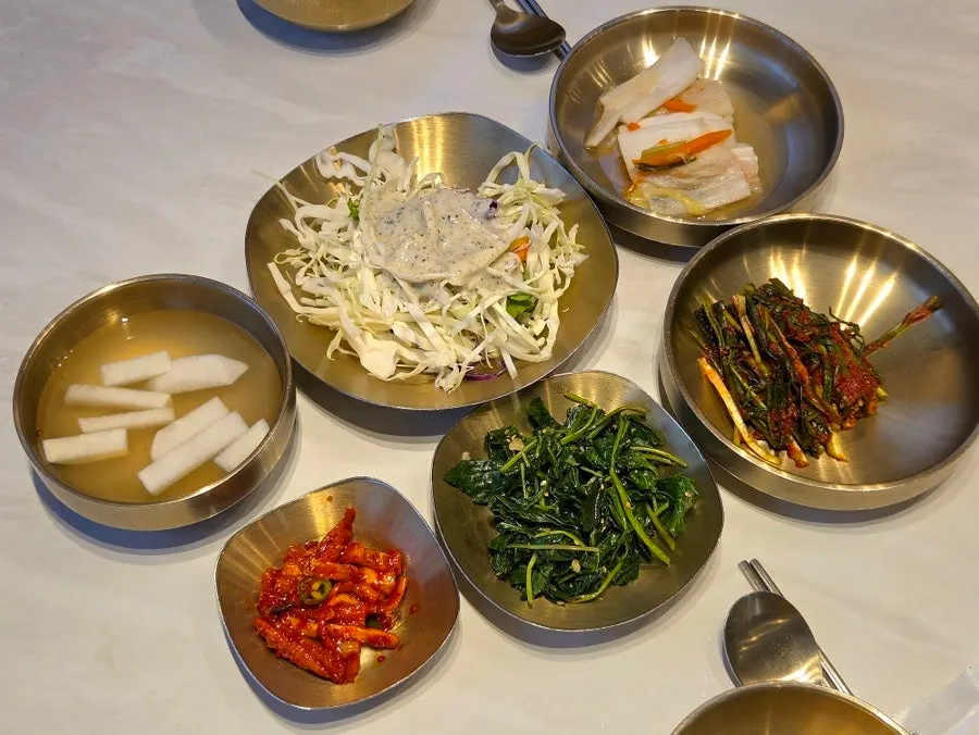 Side dish plates set on the table