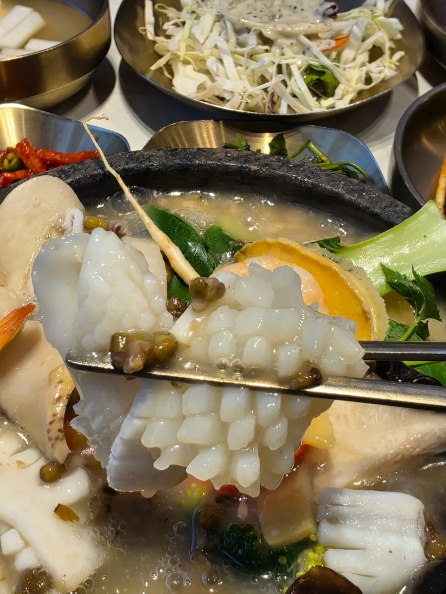 Abalone and shrimp piled in the nurungjitang