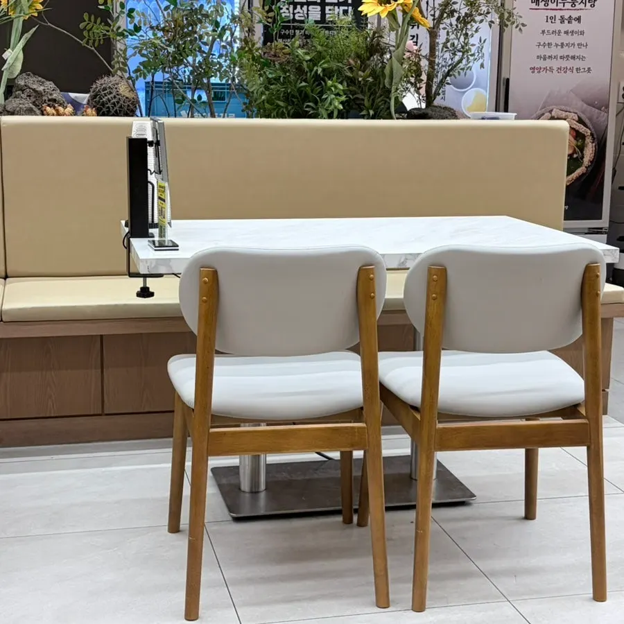 Table placed in the center of the hall