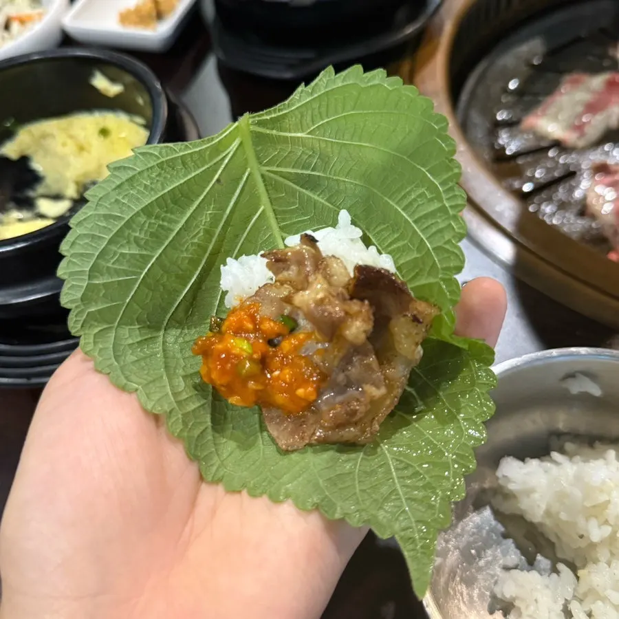 Ăn woo-samgyeop cùng rau cuốn