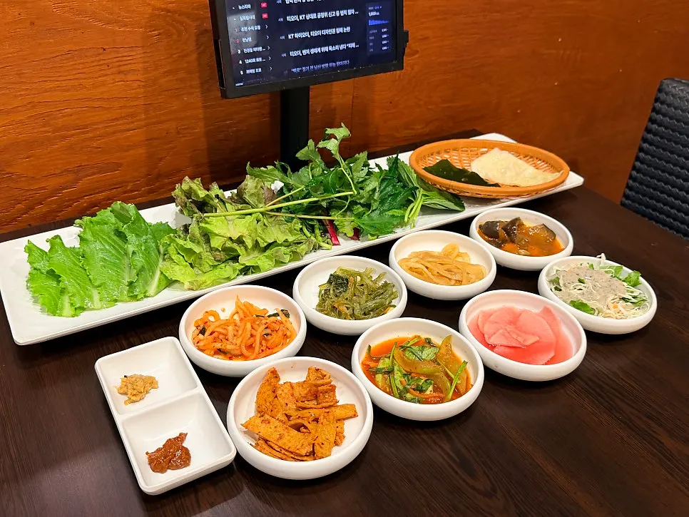 제육볶음 쌈밥 밑반찬 한상