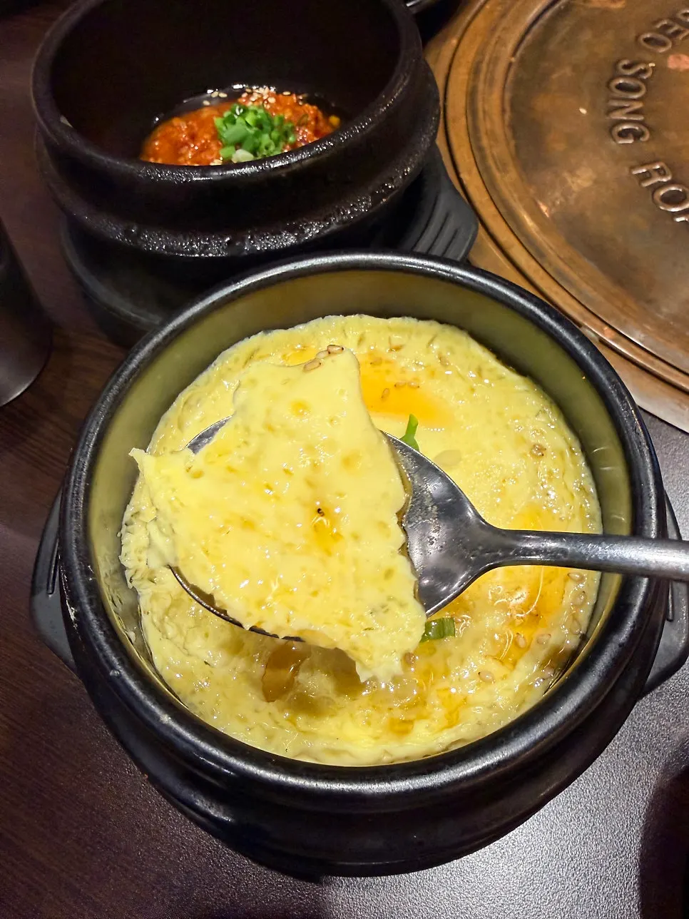 향긋한 기름을 뿌린 계란찜