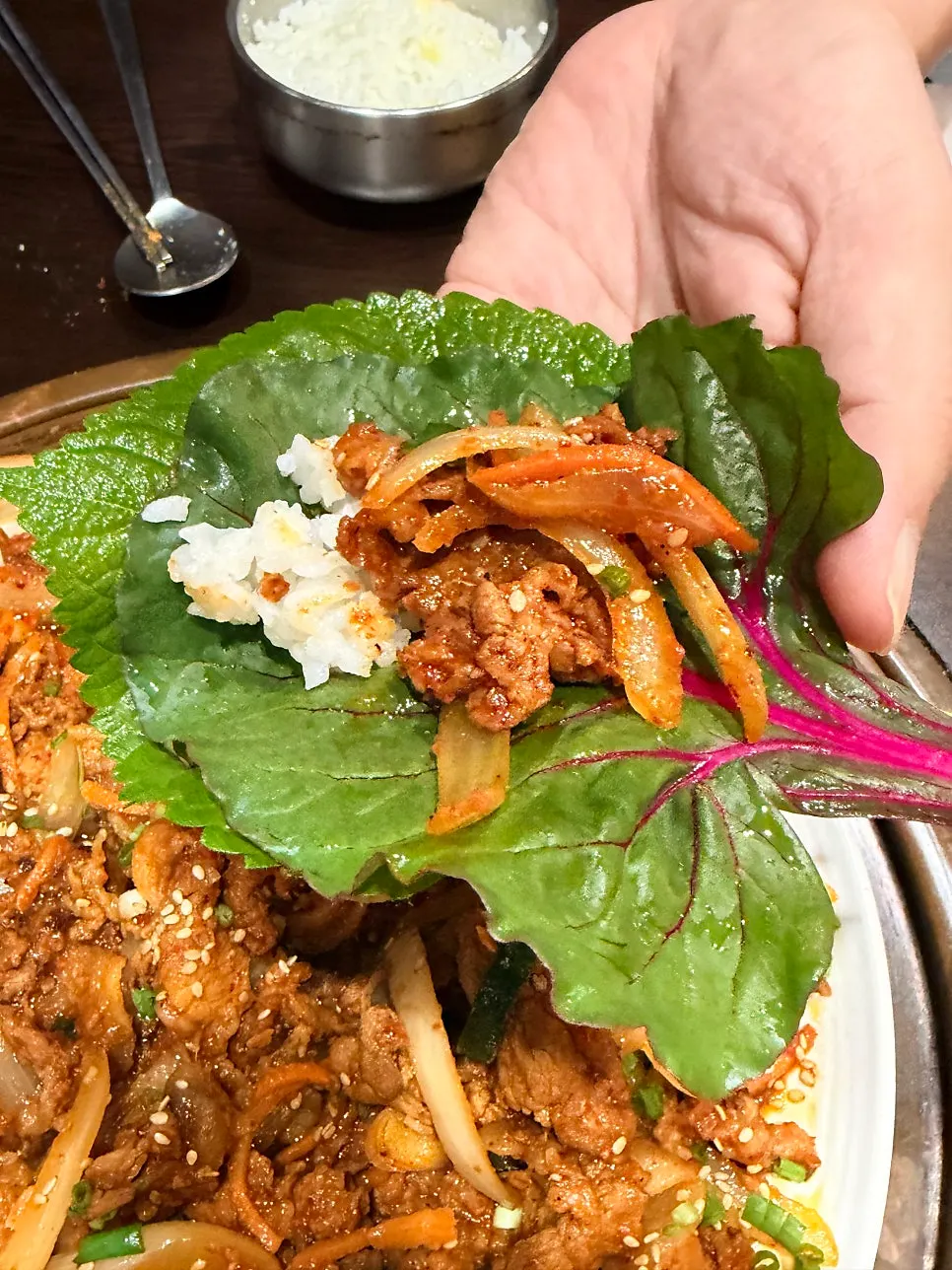 제육볶음을 올린 쌈밥