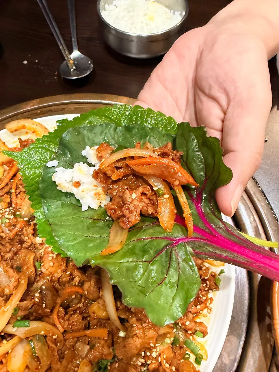 제육볶음과 쌈 채소 식사 한상