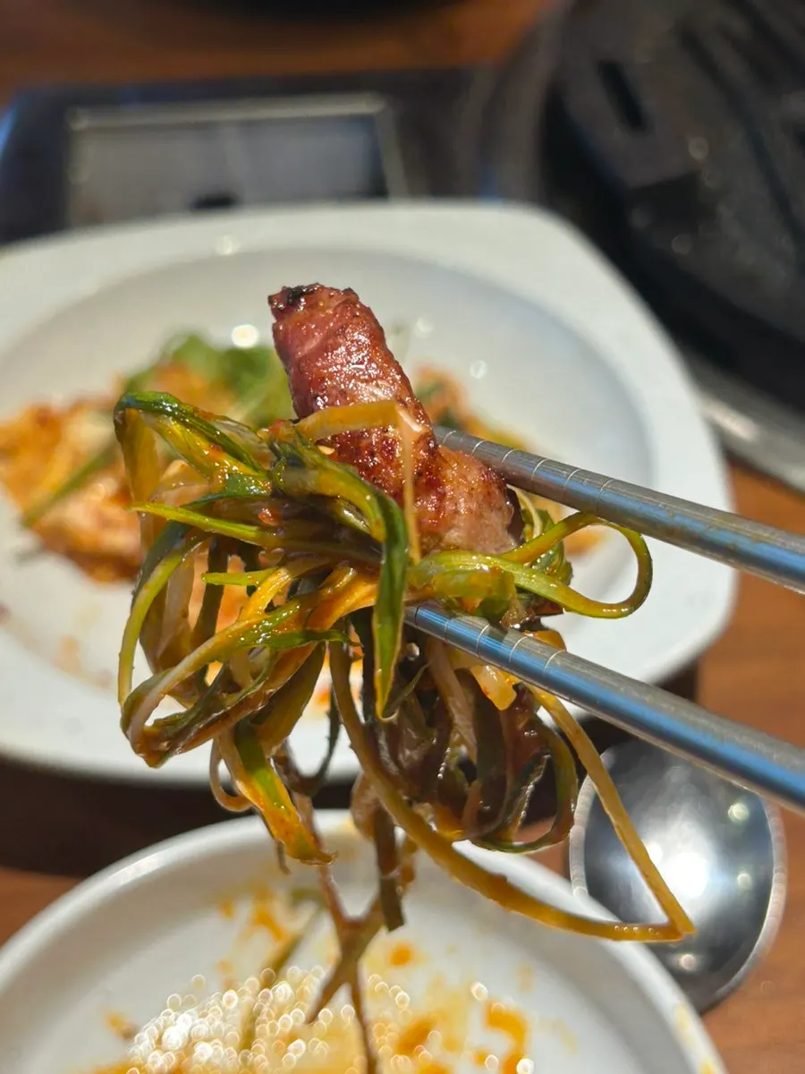 Daging babi bersama hirisan daun bawang