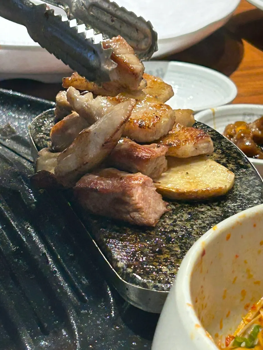 Daging babi di atas plat batu