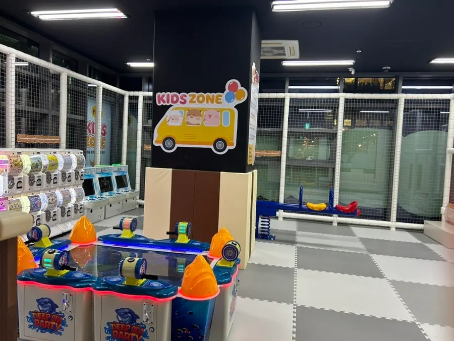 Ruang mesin cabutan hadiah di ruang kanak-kanak