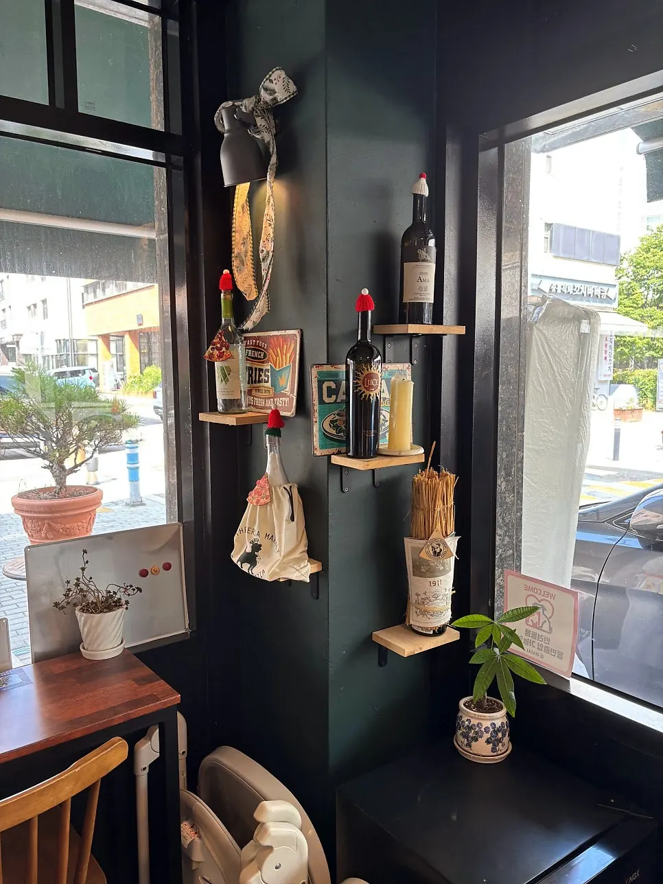 Vertical interior shot of The Pizzeria Market Hanam Misa