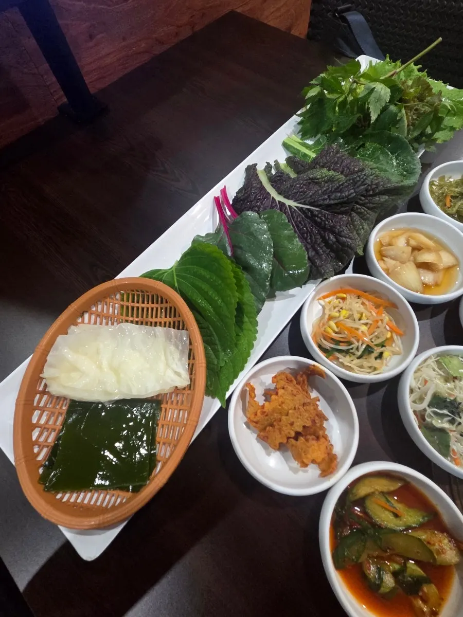 쌈채소에 갈비와 밥을 올린 쌈 한입