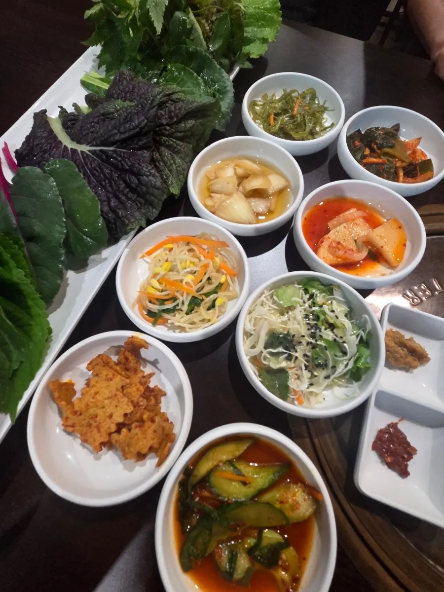 여러 종류가 담긴 쌈채소 접시