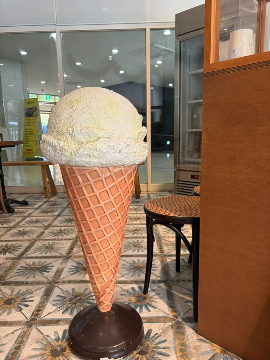 클래식한 우드 테이블과 의자가 있는 공간