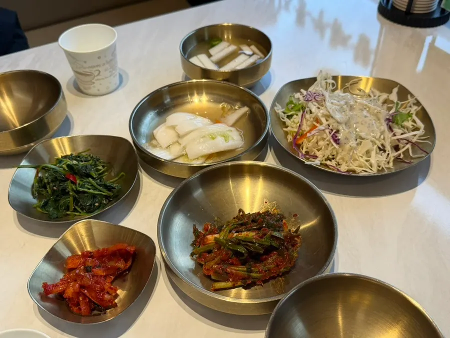 테이블에 차려진 밑반찬 상차림