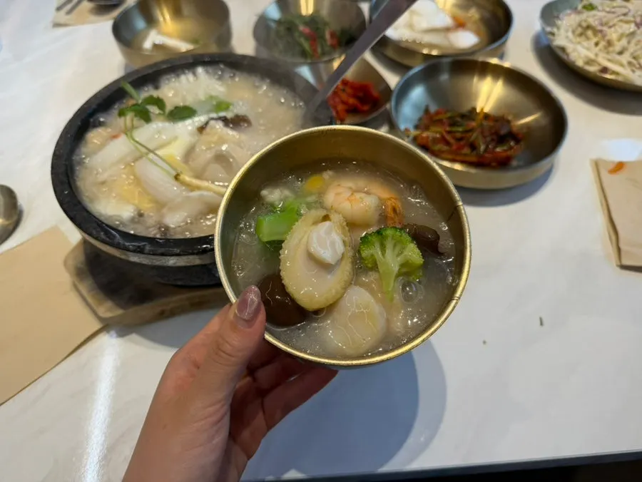 누룽지탕과 반찬이 함께 놓인 식사 한 상