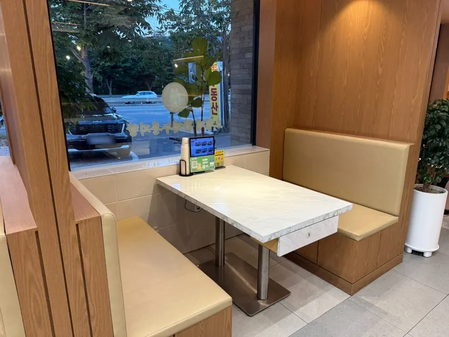 창가 칸막이가 설치된 4인 테이블