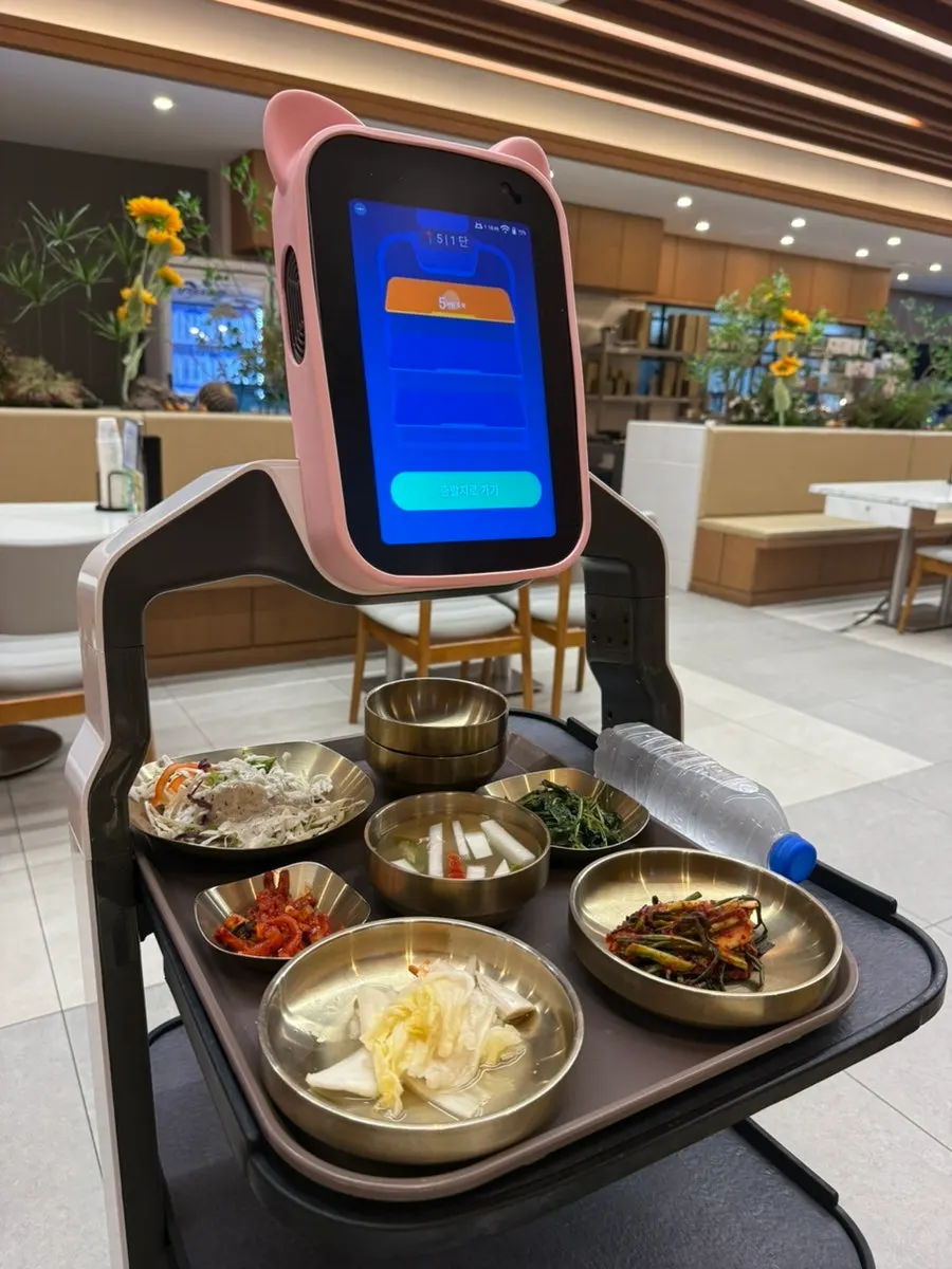 서빙로봇으로 나온 기본 밑반찬