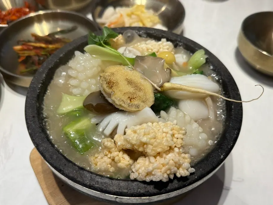 해산물이 가득한 해물전복누룽지탕 한 솥