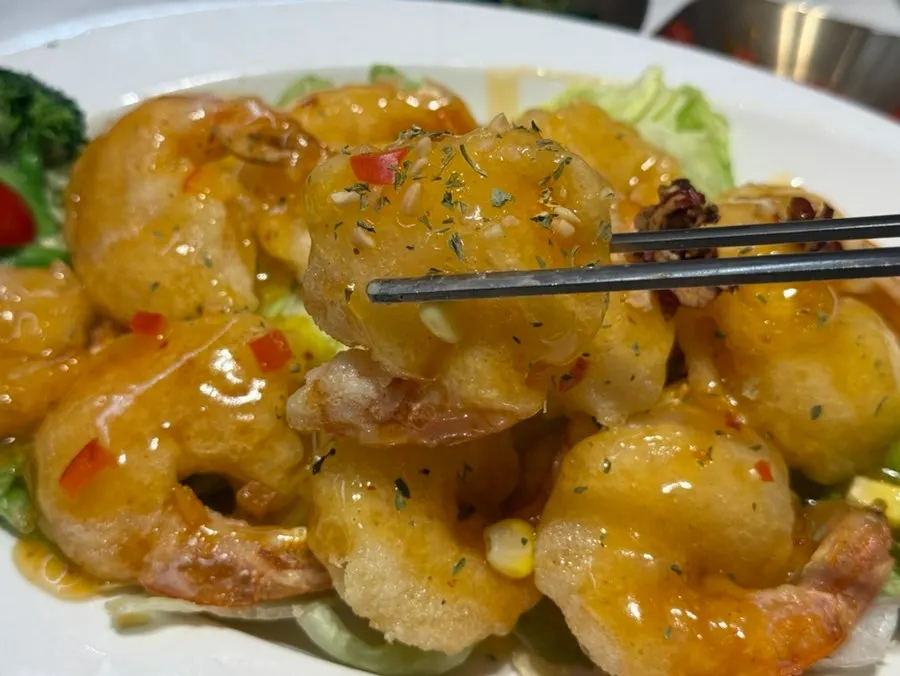 통통한 새우가 담긴 칠리새우 접시