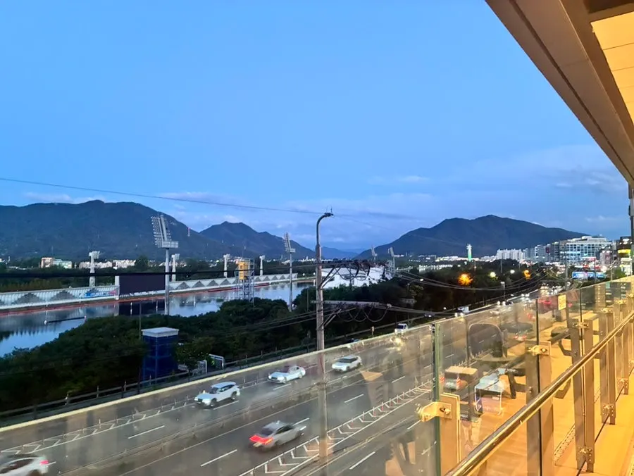 매장 입구 테라스에서 본 미사 풍경