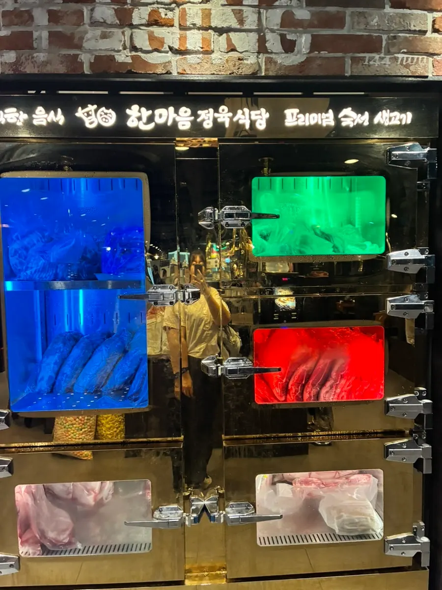 매장 내부의 돼지고기 숙성 공간