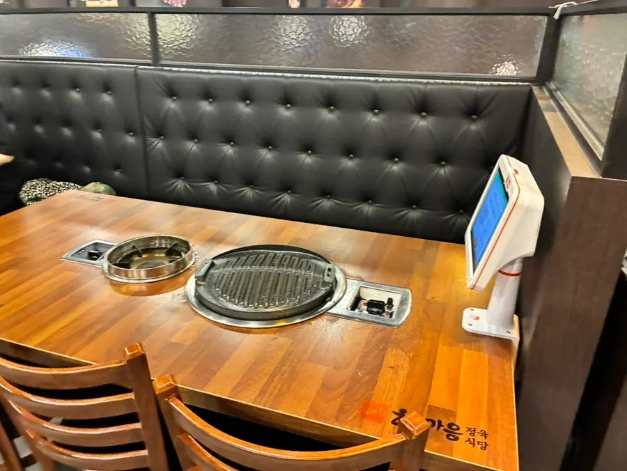 창가가 보이는 한마음정육식당 홀 좌석