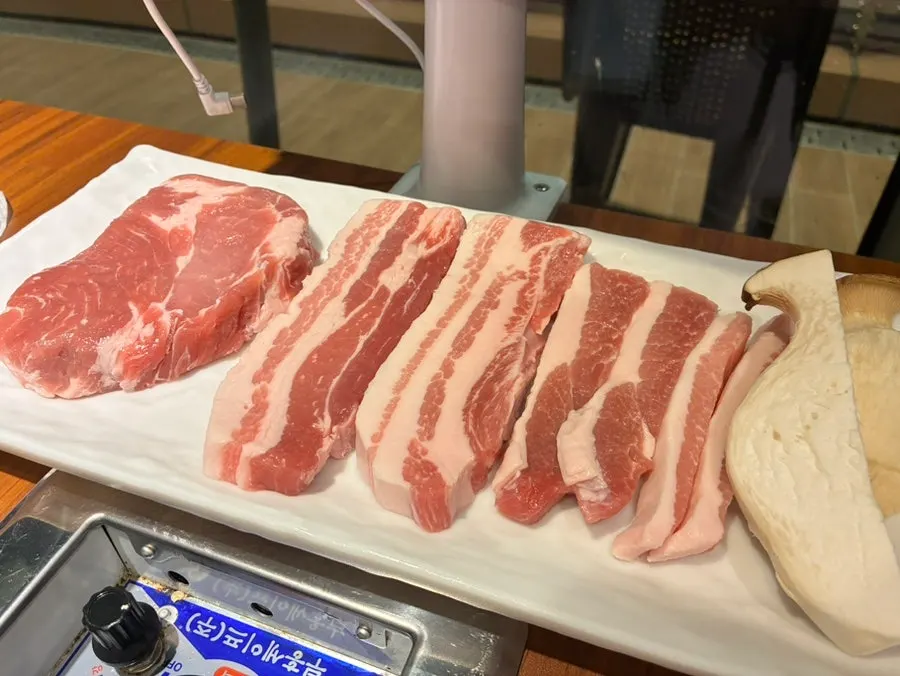 목살 삼겹살 항정살이 담긴 돼지 반마리 상차림