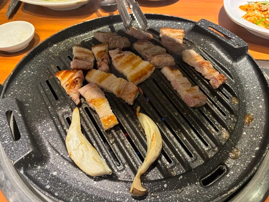 숯불에 알맞게 익은 삼겹살