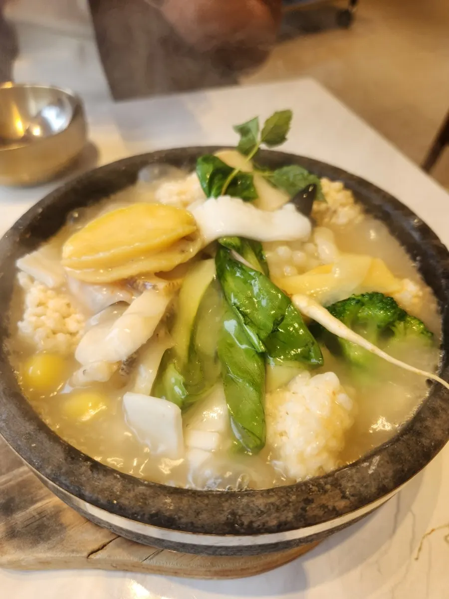 기본 반찬과 셀프바 구성