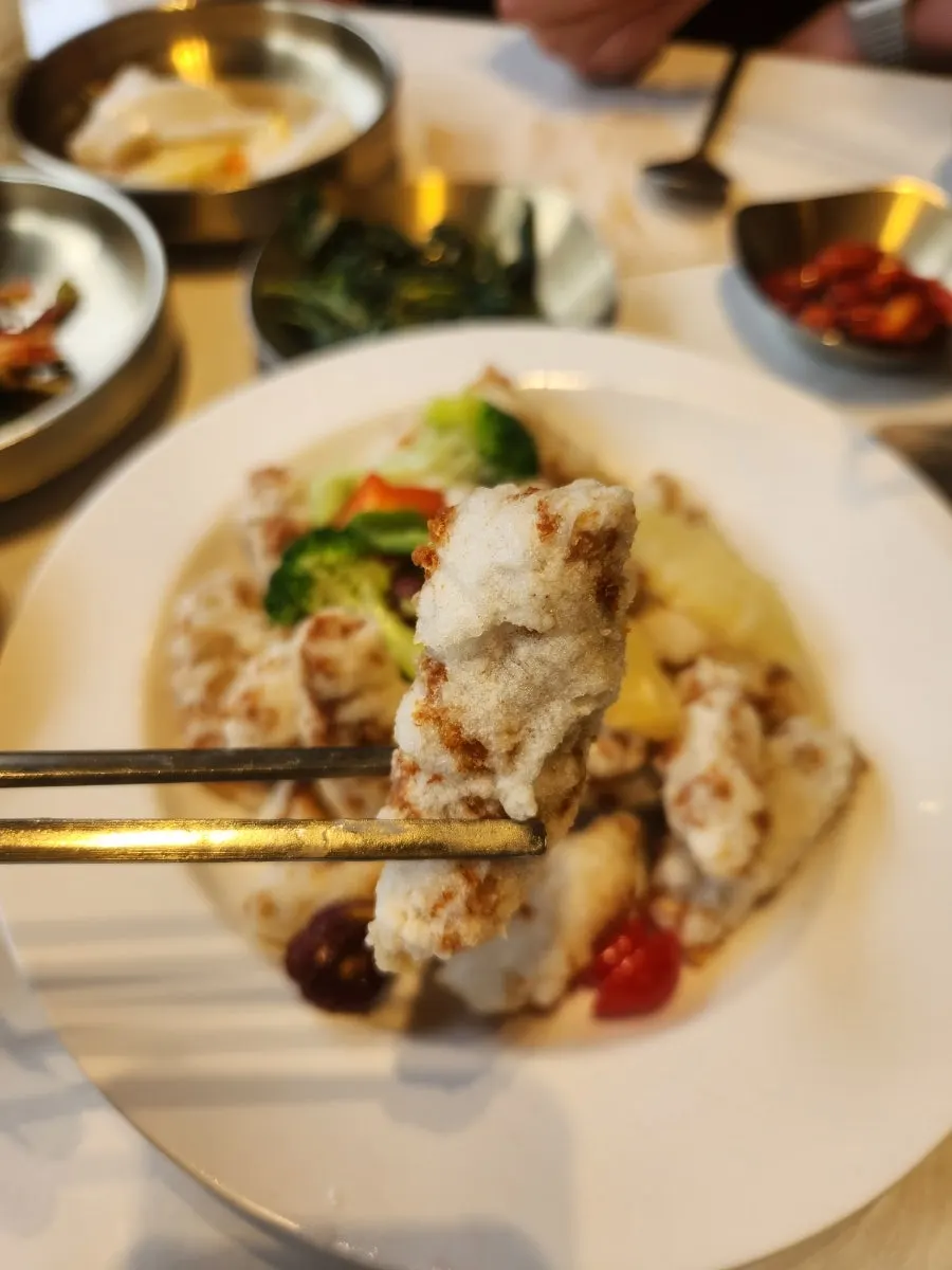 고소한 누룽지가 담긴 해물탕