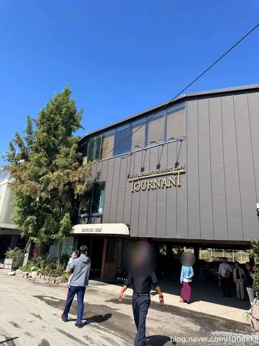 Bokkeriu's building entrance and stairs