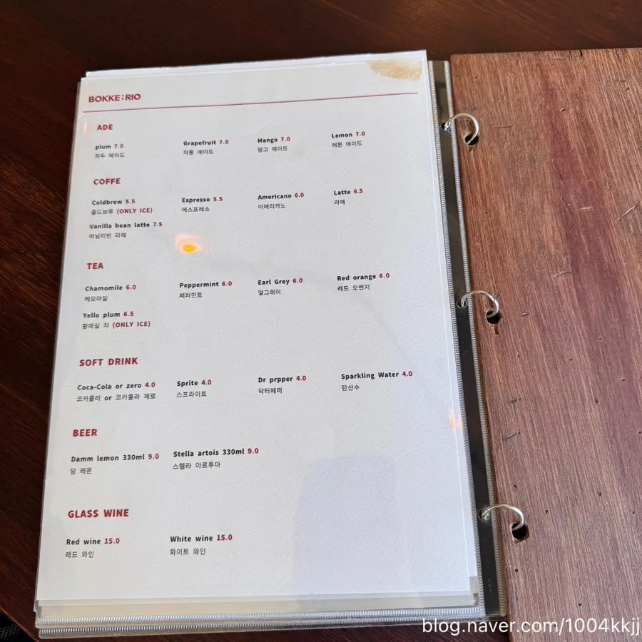 Bokkeriu's course and lunch set menu board
