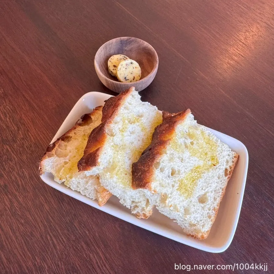 Sourdough bread and butter at Bokkeriu