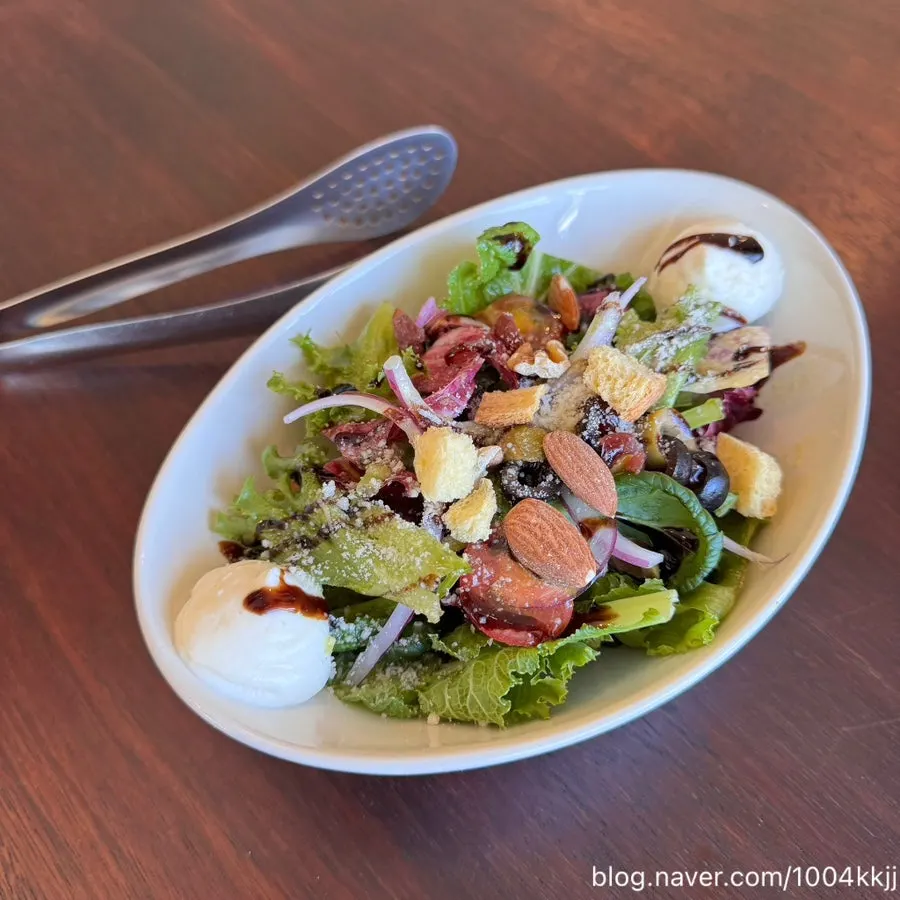 Chef's Choice half salad at Bokkeriu
