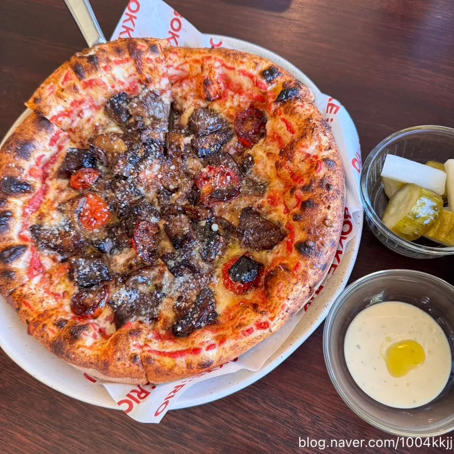 A whole Korean beef pizza at Bokkeriu