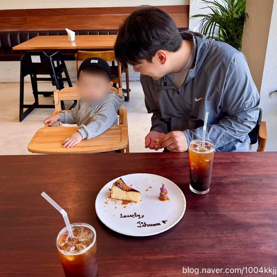 Table with Basque cheesecake and coffee