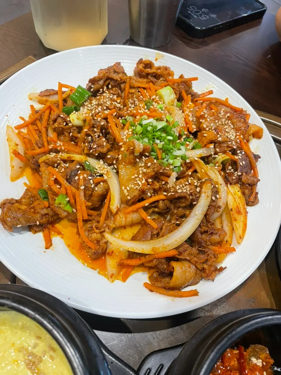 제육볶음이 포함된 쌈밥 한 상