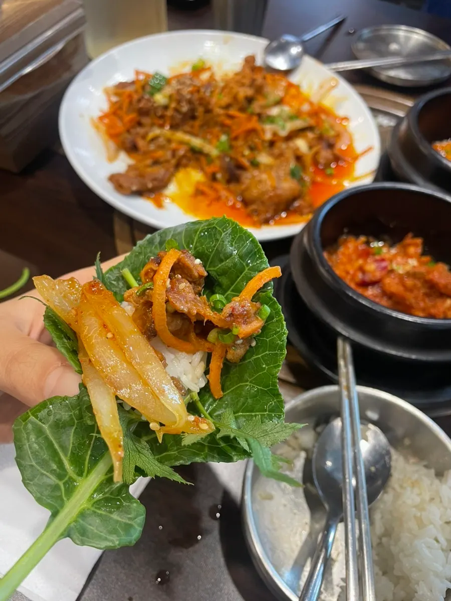 쌈밥 정식의 넉넉한 음식 구성