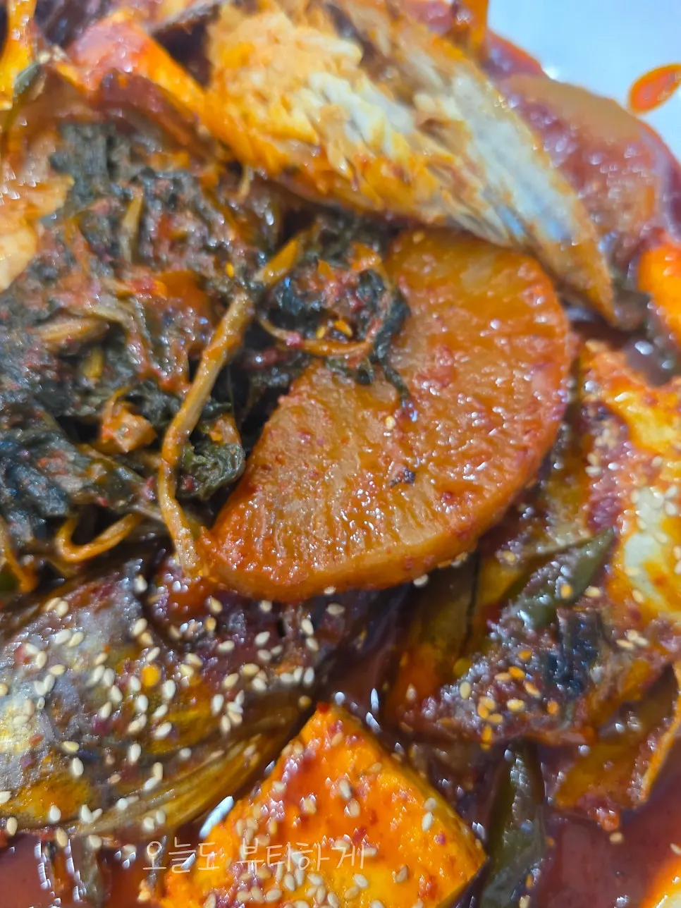 A bowl of seaweed soup with the kodari-jjim